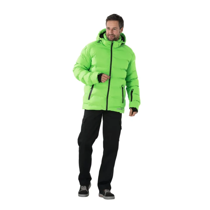 Homme équipé avec la veste froid POWDER verte