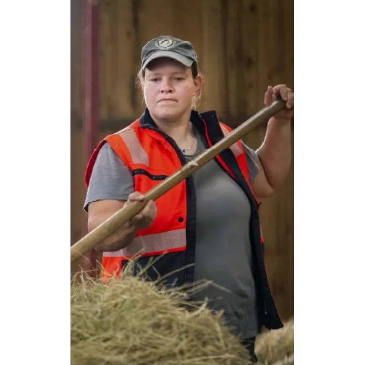 Salariée agricole avec gilet CEPOVETT