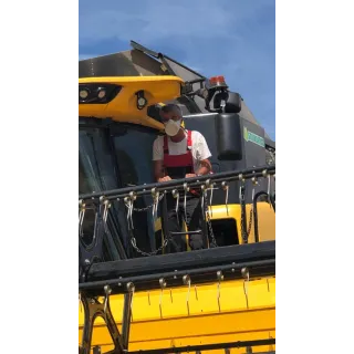 Homme sur moissonneuse batteuse masqu'agri 100 filtres