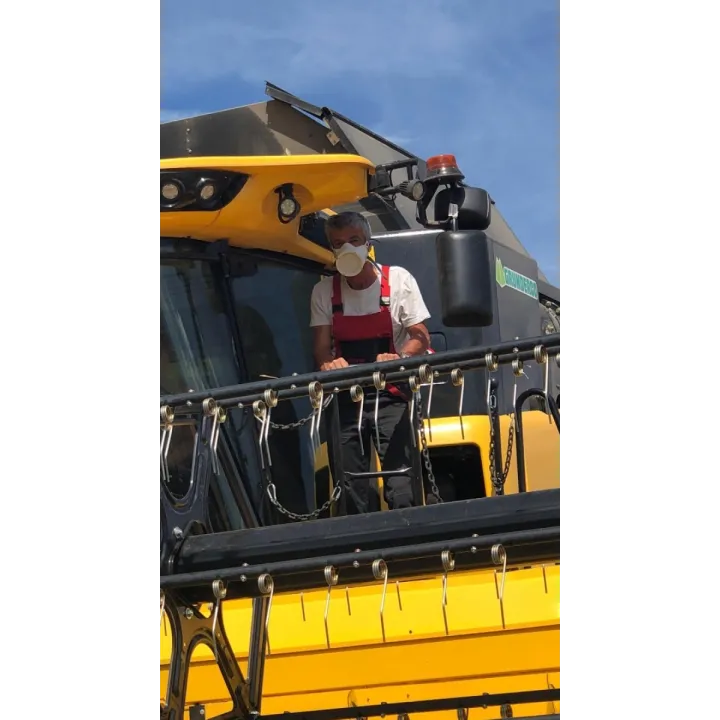 Homme sur moissonneuse batteuse masqu'agri 100 filtres