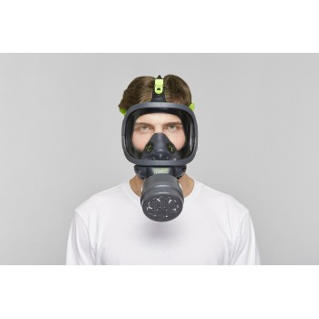 Opérateur portant un masque BLS de protection respiratoire mono cartouche 3150 polycarbonate