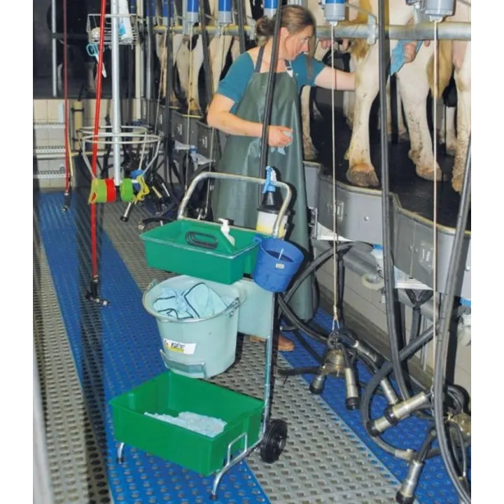 Servante de Soins Vétérinaire Roulante LAGEE en élevage laitier