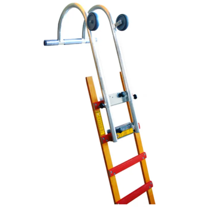 Crochet de faitage aluminium pour échelle bois et aluminium monté sur une échelle CENTAURE