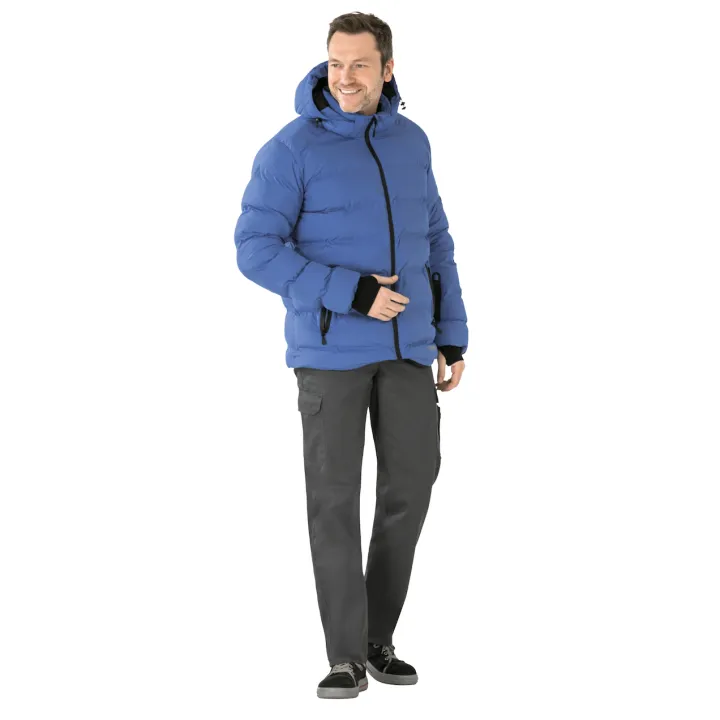 Homme équipé avec la veste froid POWDER bleue