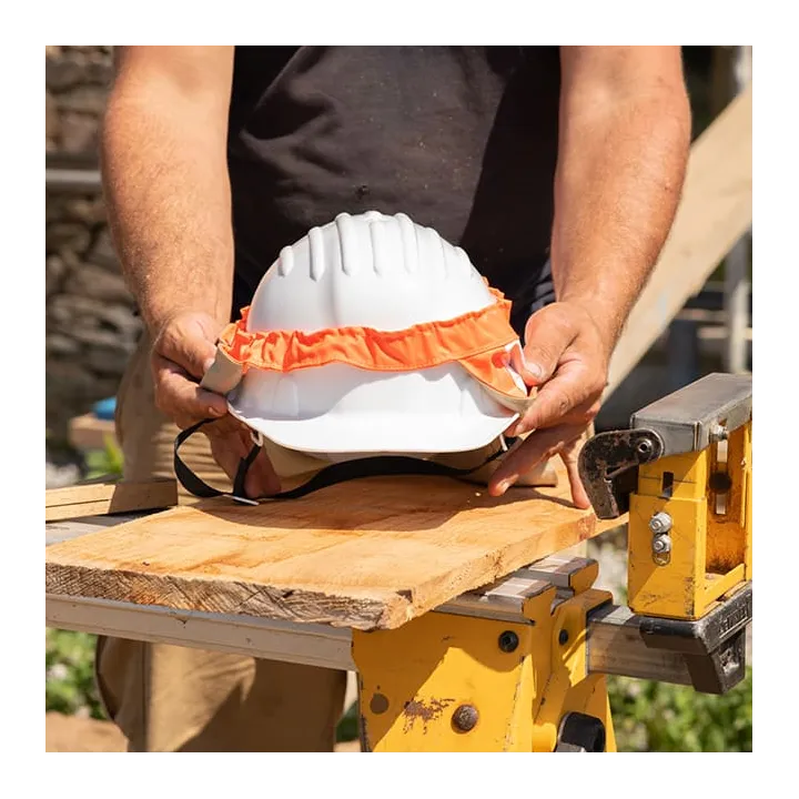 Mise en place de notre Protège nuque anti UV SOWAY pour casque