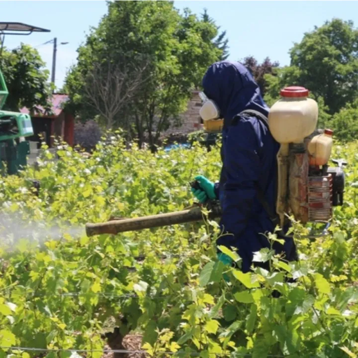 Traitement avec la Combinaison imper respirante phytosanitaire lavable POLYAGRI