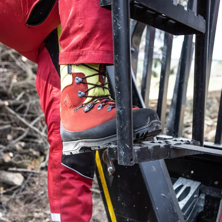 Chaussure anti-coupure PROTECTOR FOREST 2.1 GTX HAIX rouge sur chantier