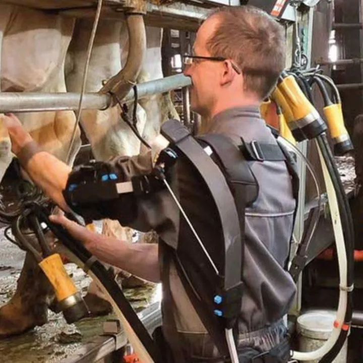 Exosquelette IP12 GOBIO bras en hauteur pour la traite