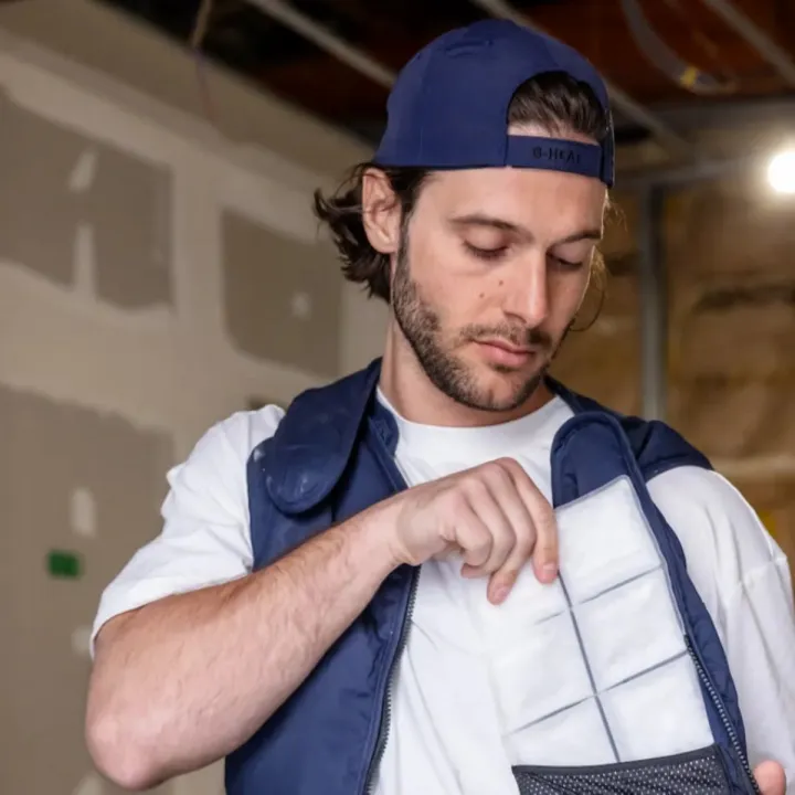 Casquette rafraîchissante G-Heat CP06 couleur marine portée en extérieur