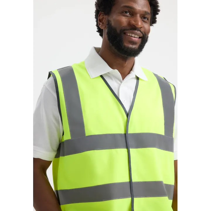 Gilet de sécurité UC801 Uneek porté sur chantier BTP