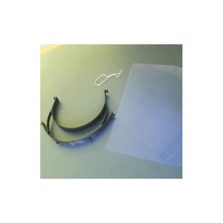 Commencer par l’une ou l’autre des extrémités en plaçant le premier trou de la visière sur le premier clip.