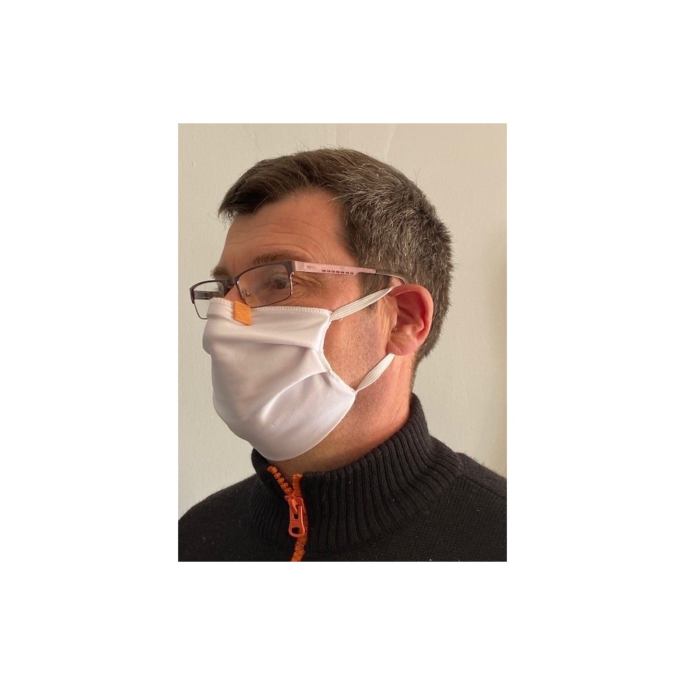 Oise : une entreprise invente une pince à masque anti-buée